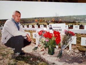Вихрев Василий Евгеньевич на могиле деда в Крыму
